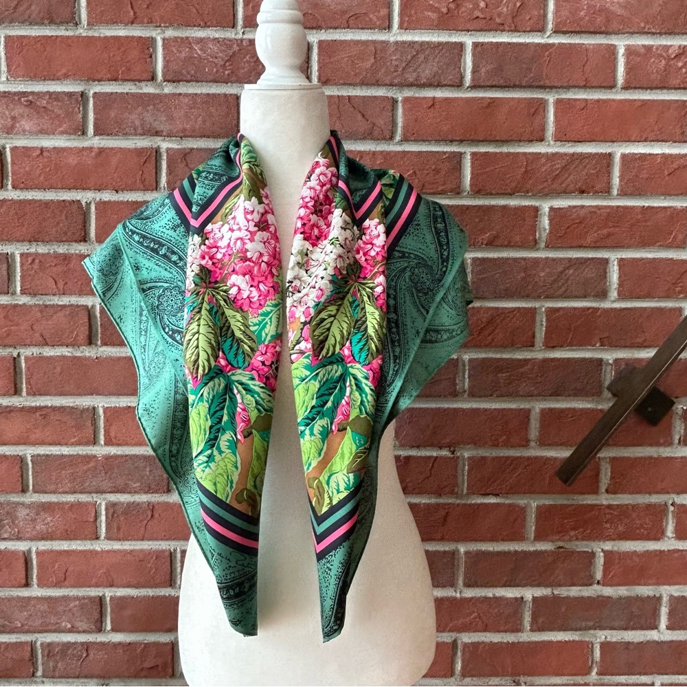 •Oscar De La Renta Silk Floral Signed Scarf Vintage Made in Japan 35”x35”